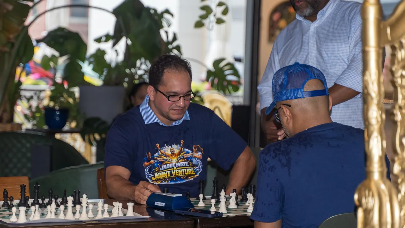 Una partida de ajedrez en plena jugada