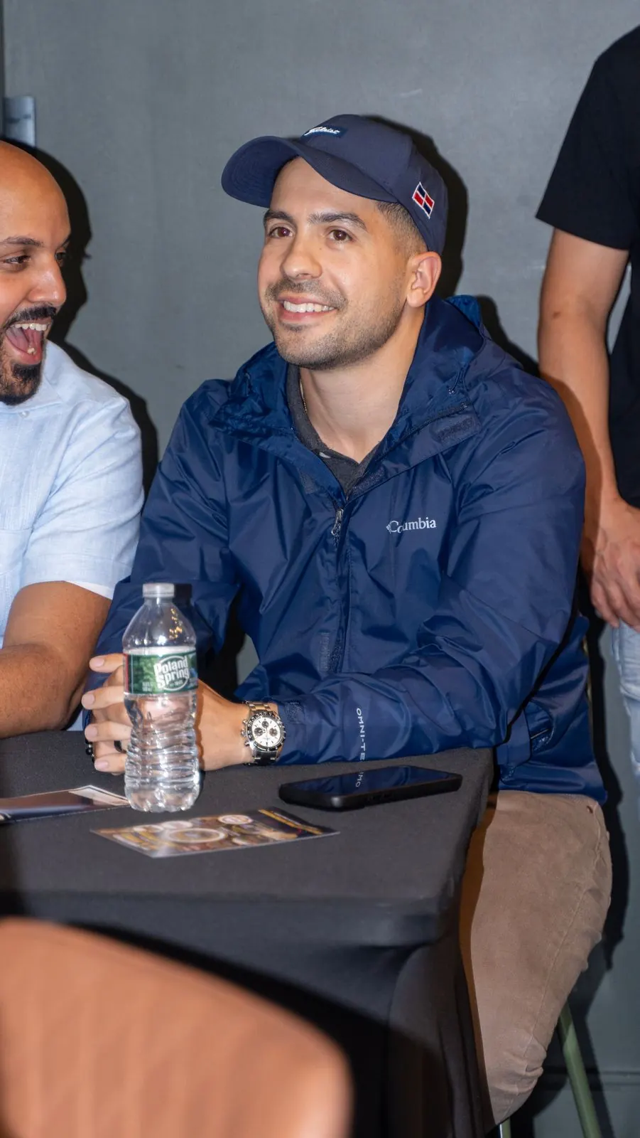Un asistente comparte una sonrisa